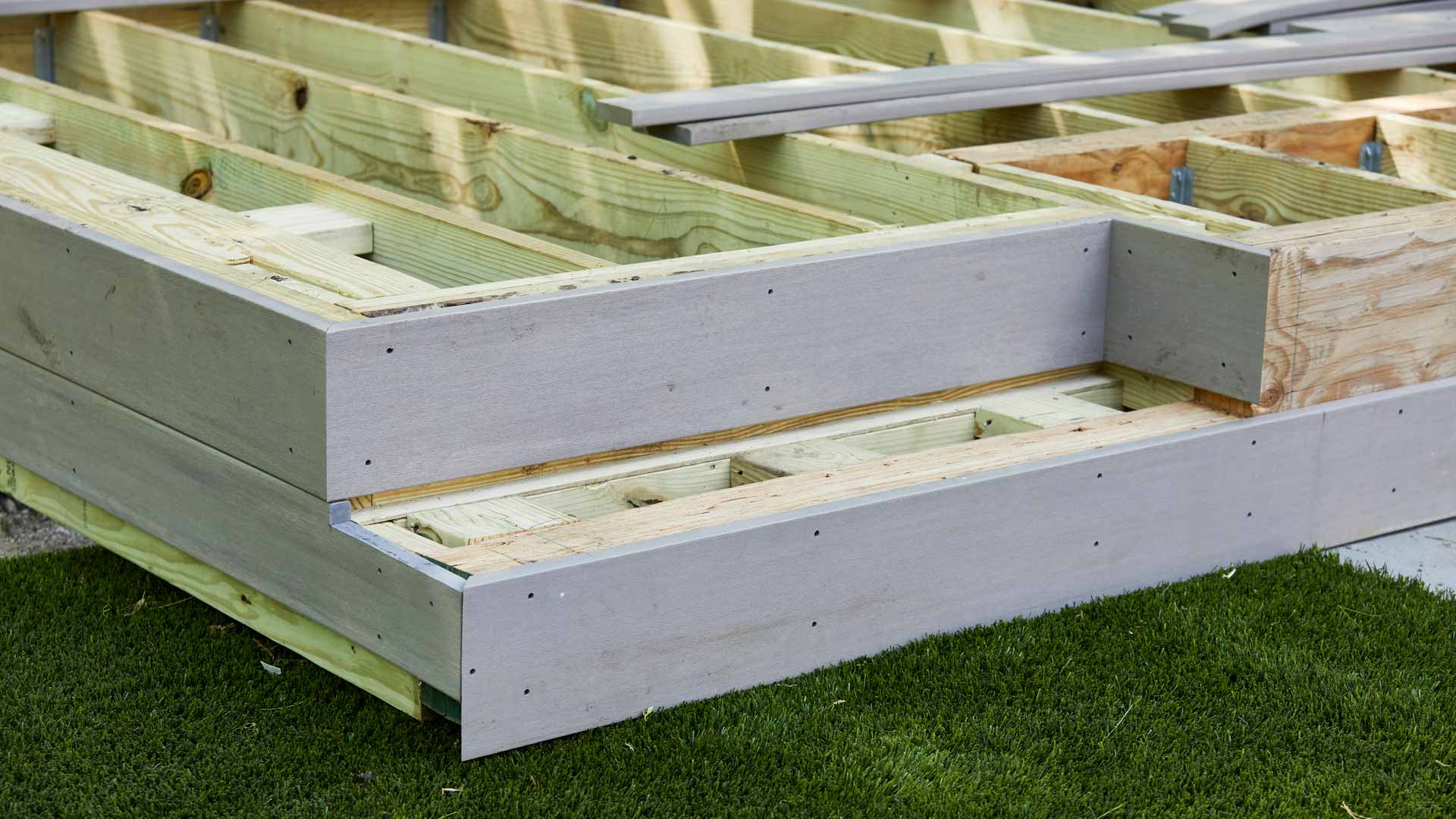 Die Verlegung von Terrassendielen variiert je nach Dielenprofil und Befestigungsart