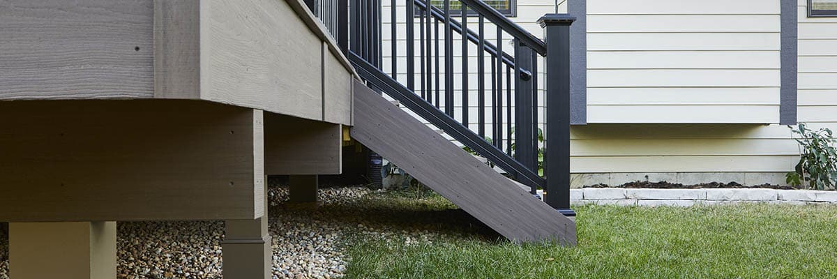 Abstand zwischen den Terrassendielen bei einer L-förmigen Couch und einem Beistelltisch auf einer Verbundterrasse